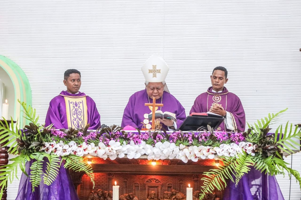 Uskup memimpin misa adven dan pengukuhan prodiakon