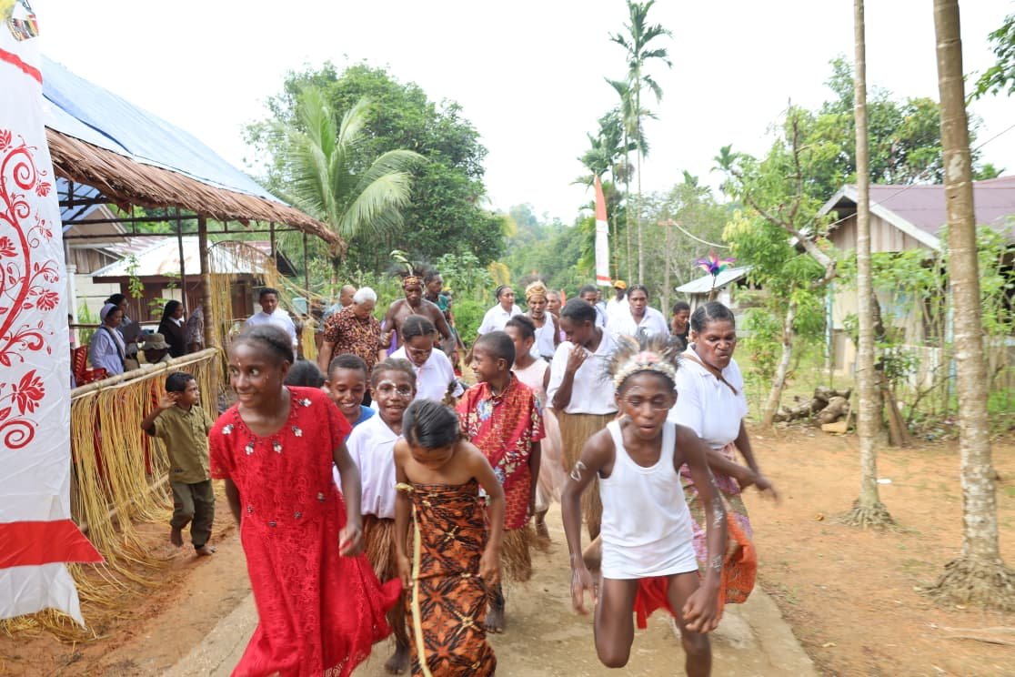 Tarian Seka oleh anak-anak SD Bofuwer