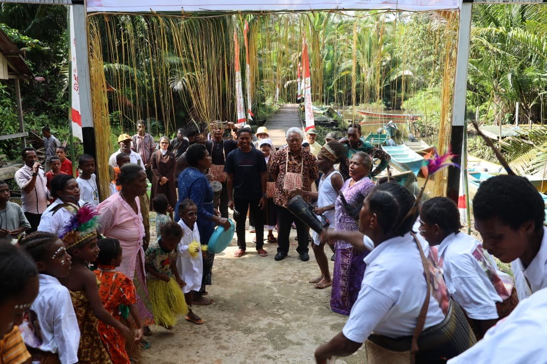 Ritual adat Suku Kuri menyambut Uskup