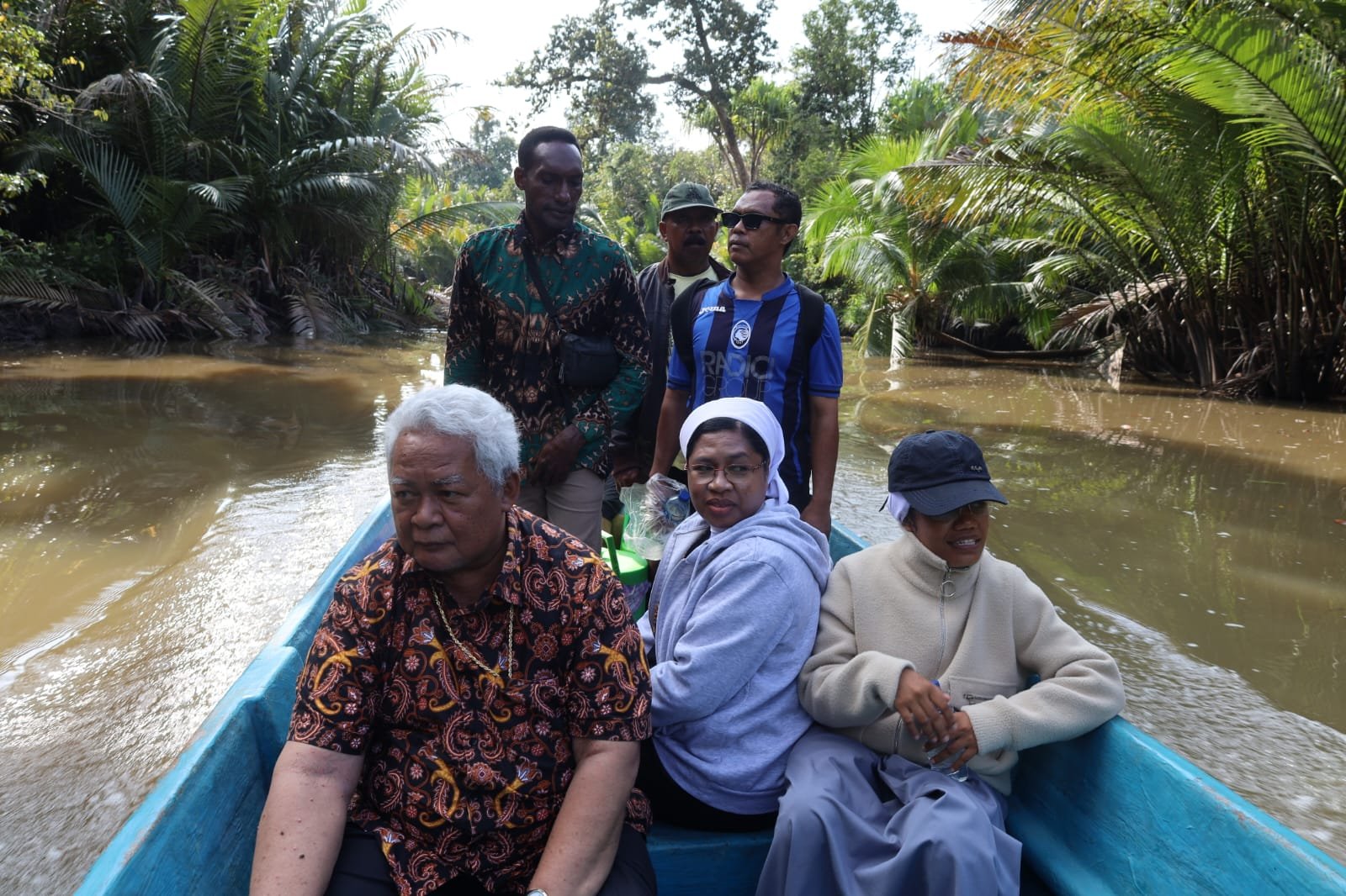 Perjalanan menggunakan longboat menyusuri sungai di Papua