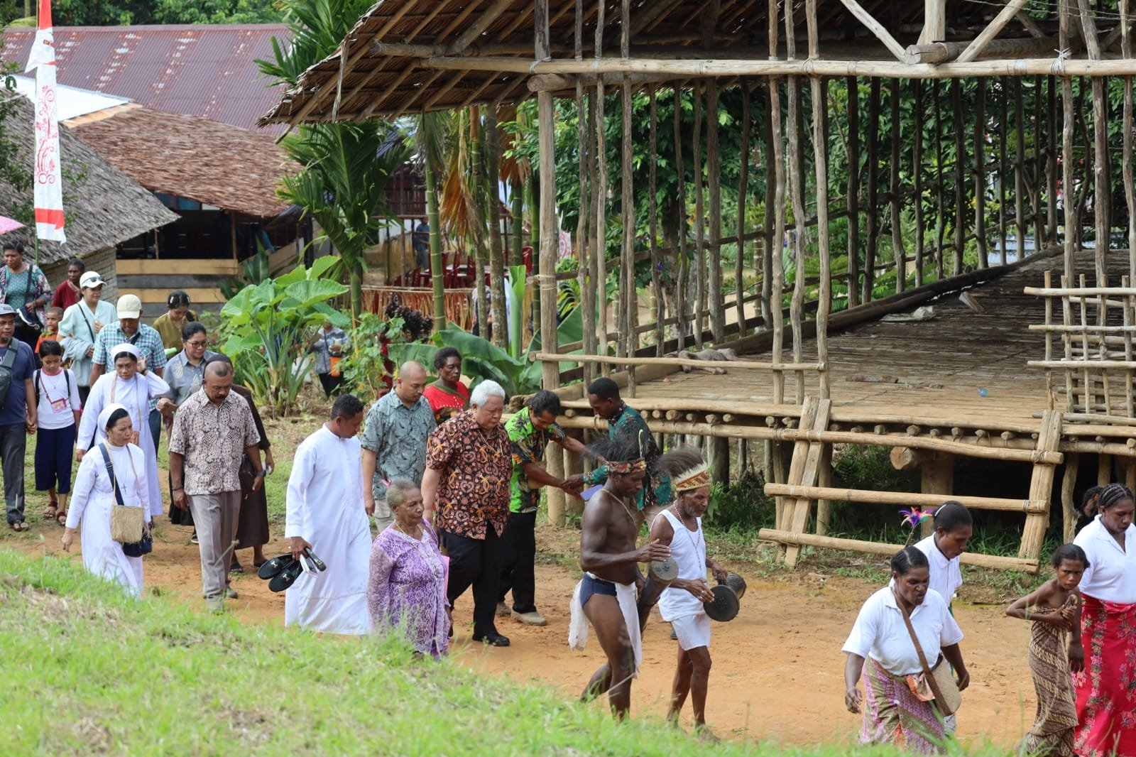 Uskup Mgr. Hilarion Datus Lega ditemani Pengurus Dewan Pengurus Harian Pra Paroki Santa Marta
