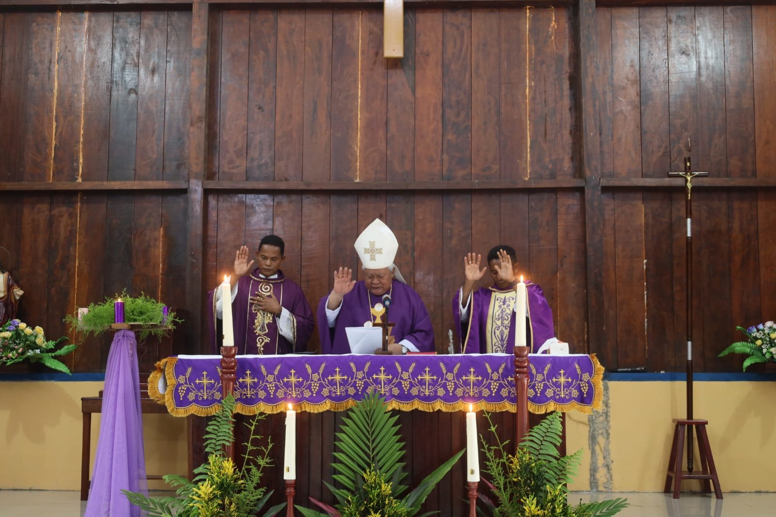 Uskup Mgr. Hilarion Datus Lega memberkati umat di Arguni Atas