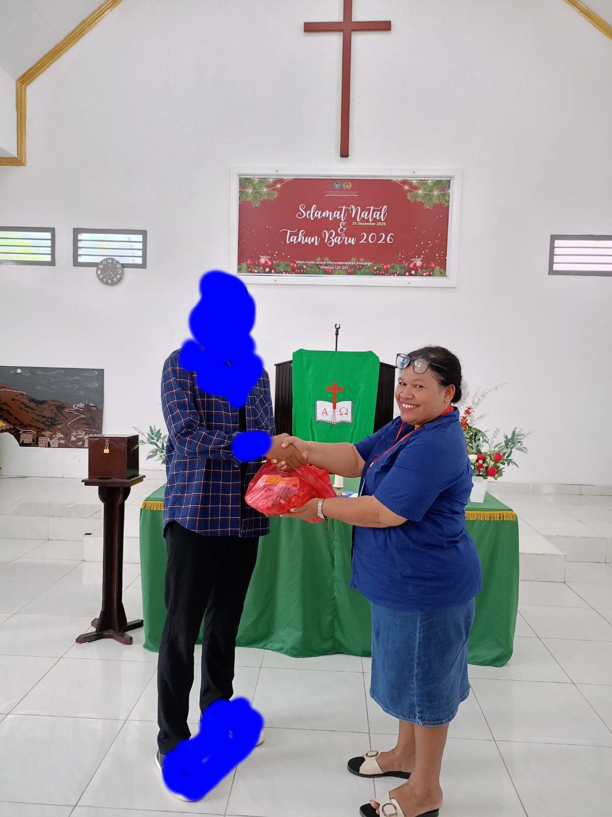 Penyerahan bantuan bahan pokok