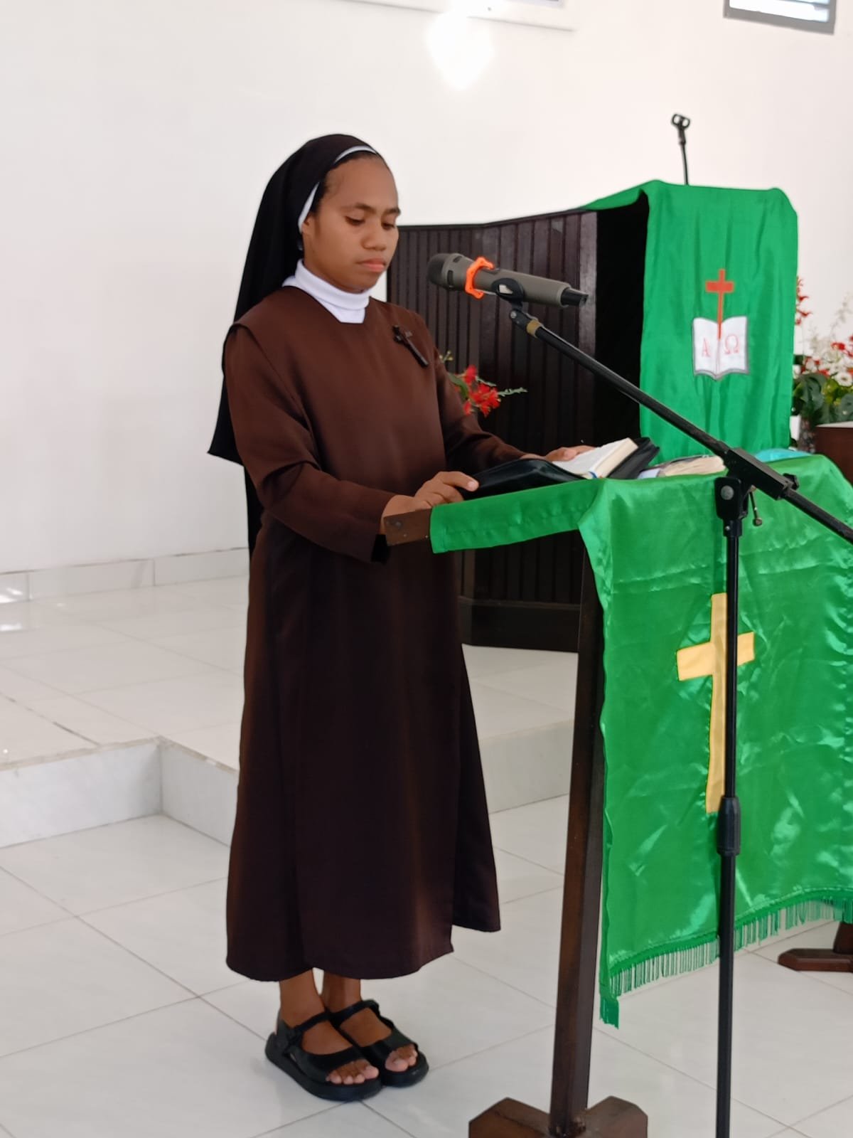 Suster Martina memimpin ibadat