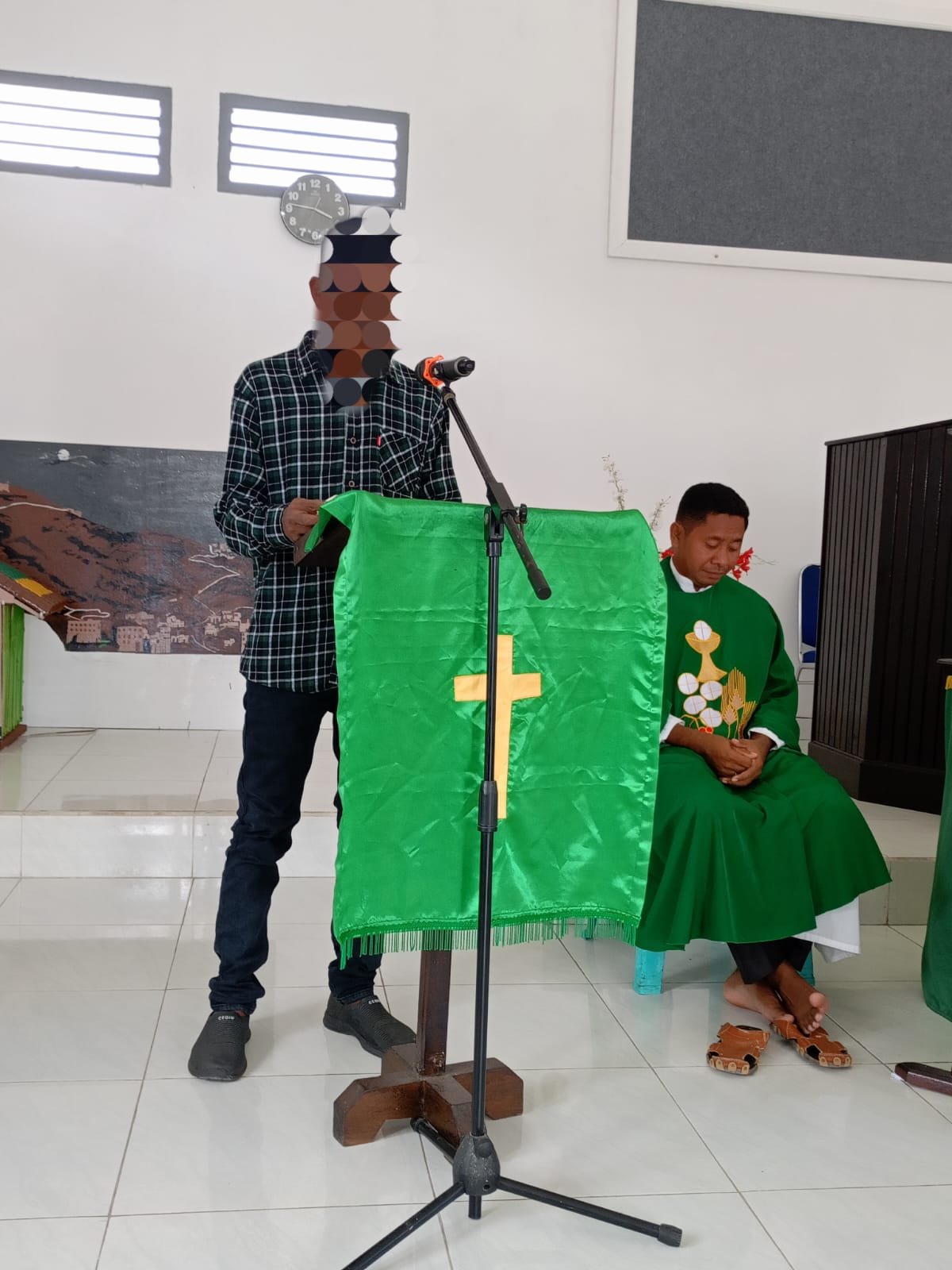 Warga binaan mengikuti misa