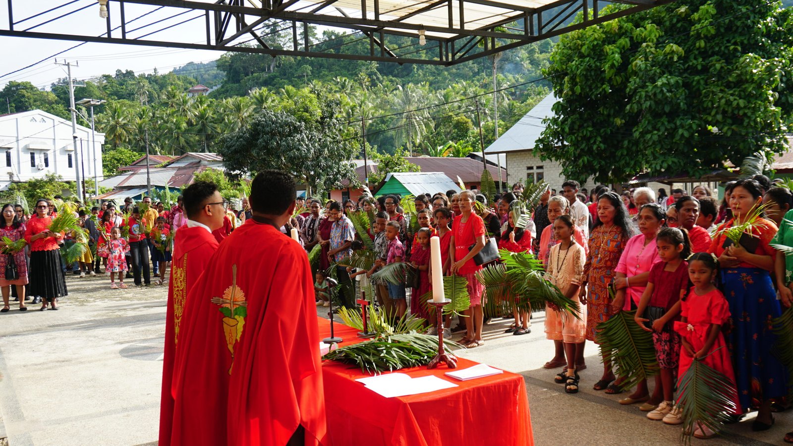 Umat Katolik bersiap di rumah William Heinrich