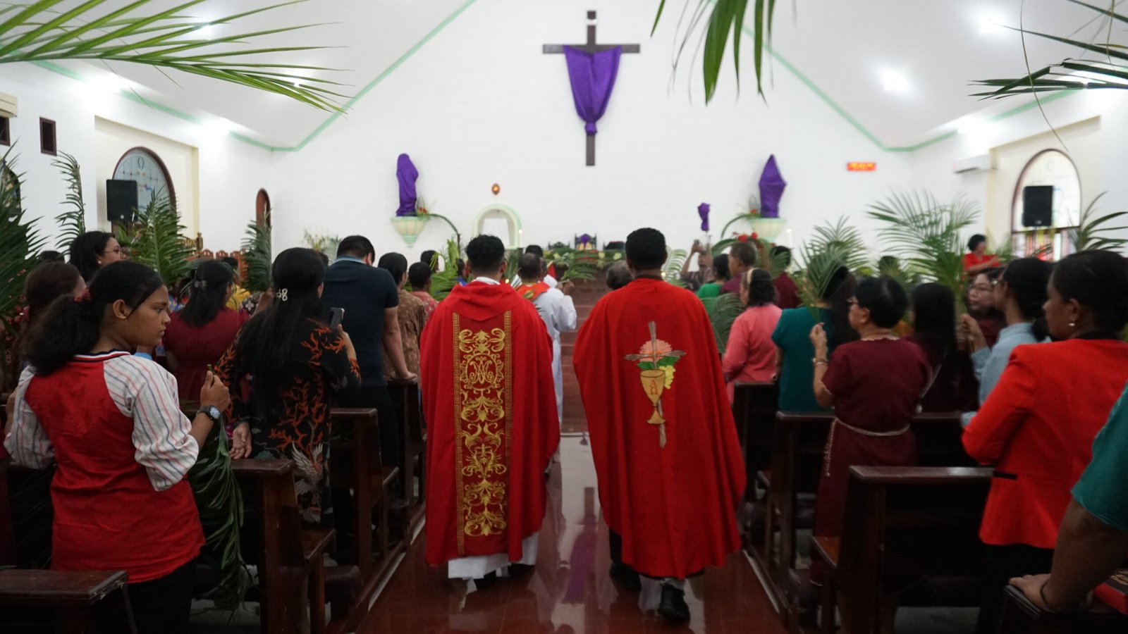 Suasana umat mengikuti Misa Minggu Palma