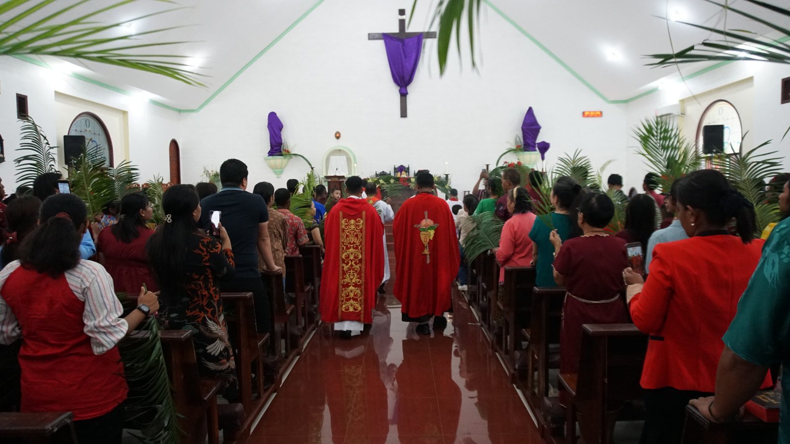 Suasana khidmat perayaan Misa Minggu Palma di Gereja Pra Paroki Santa Marta Krooy, Kaimana