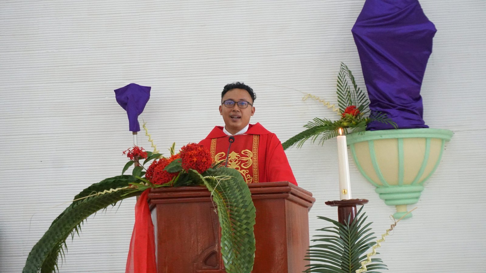 Pater Adi Bangkit SJ menyampaikan khotbah