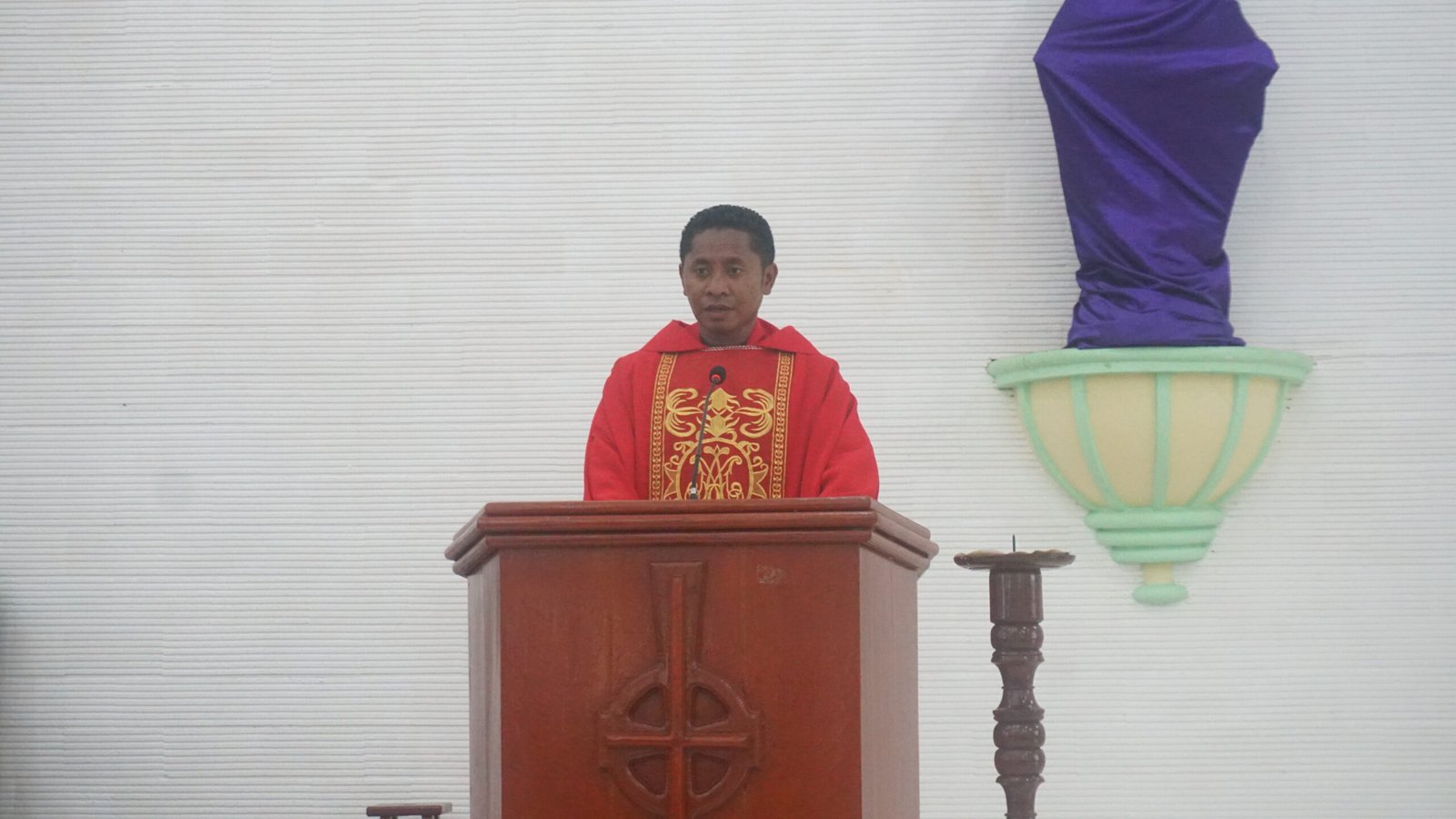 Romo Fransiskus Xaverius Nenga, O.Carm berkotbah