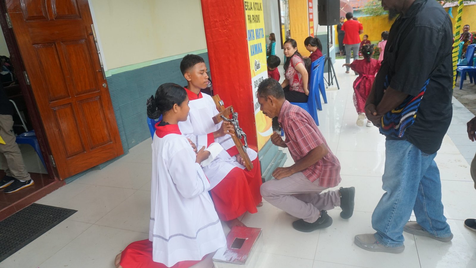 Umat menghormati salib