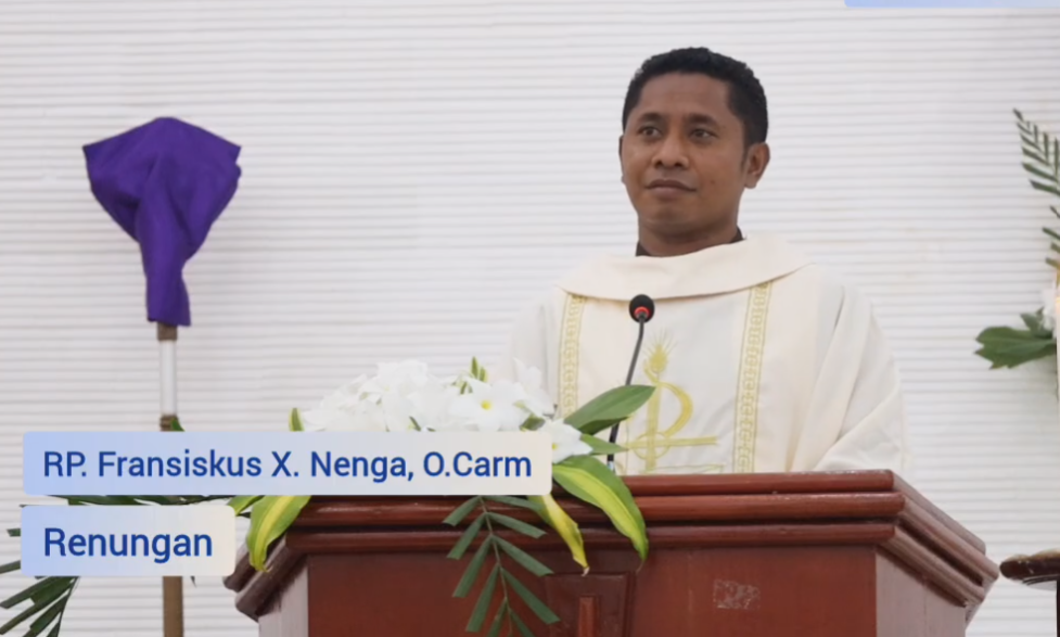 Romo Fransiskus Xaverius Nenga, O.Carm menyampaikan Kotbah Malam Kamis Putih