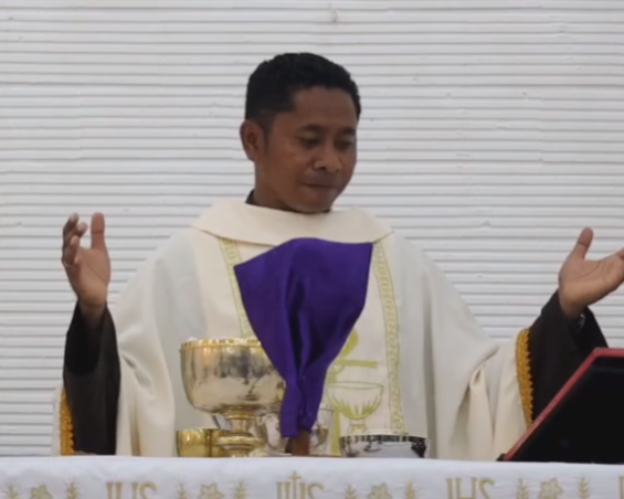 Perayaan Ekaristi Kamis Putih altar lilin